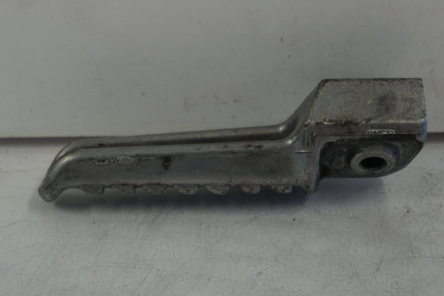 Vänster sida på Fotpinne från en Kawasaki Versys 650 -2007 motorcykel.