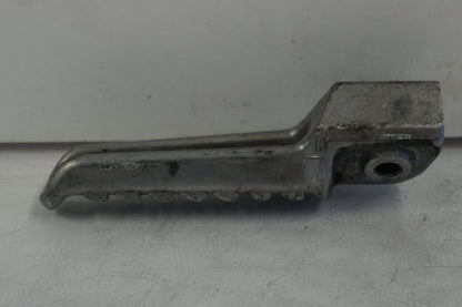 Vänster sida på Fotpinne från en Kawasaki Versys 650 -2007 motorcykel.