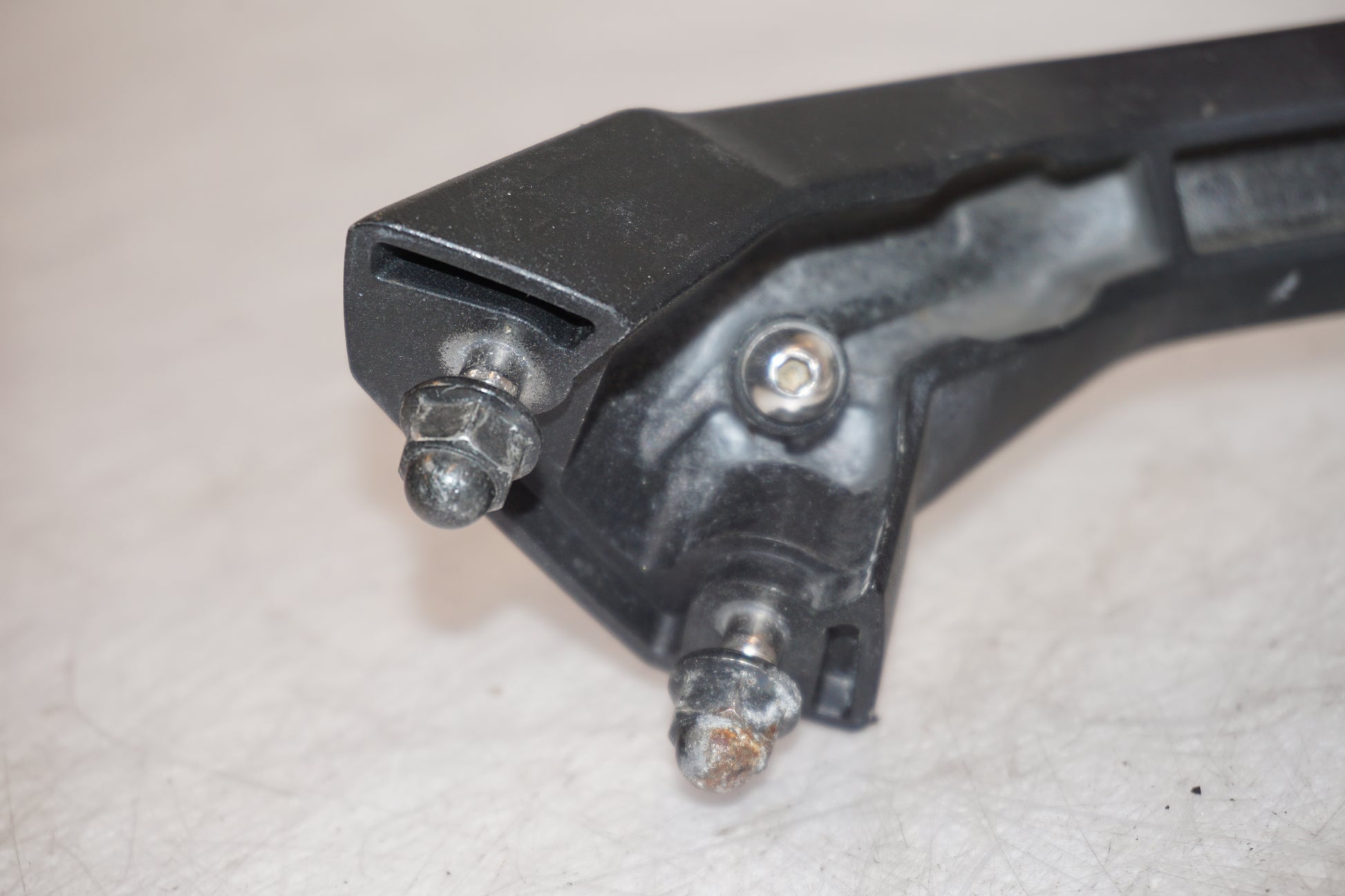 Snett uppifrån på Backspegel från en Kawasaki ZX-10R -2008 motorcykel.