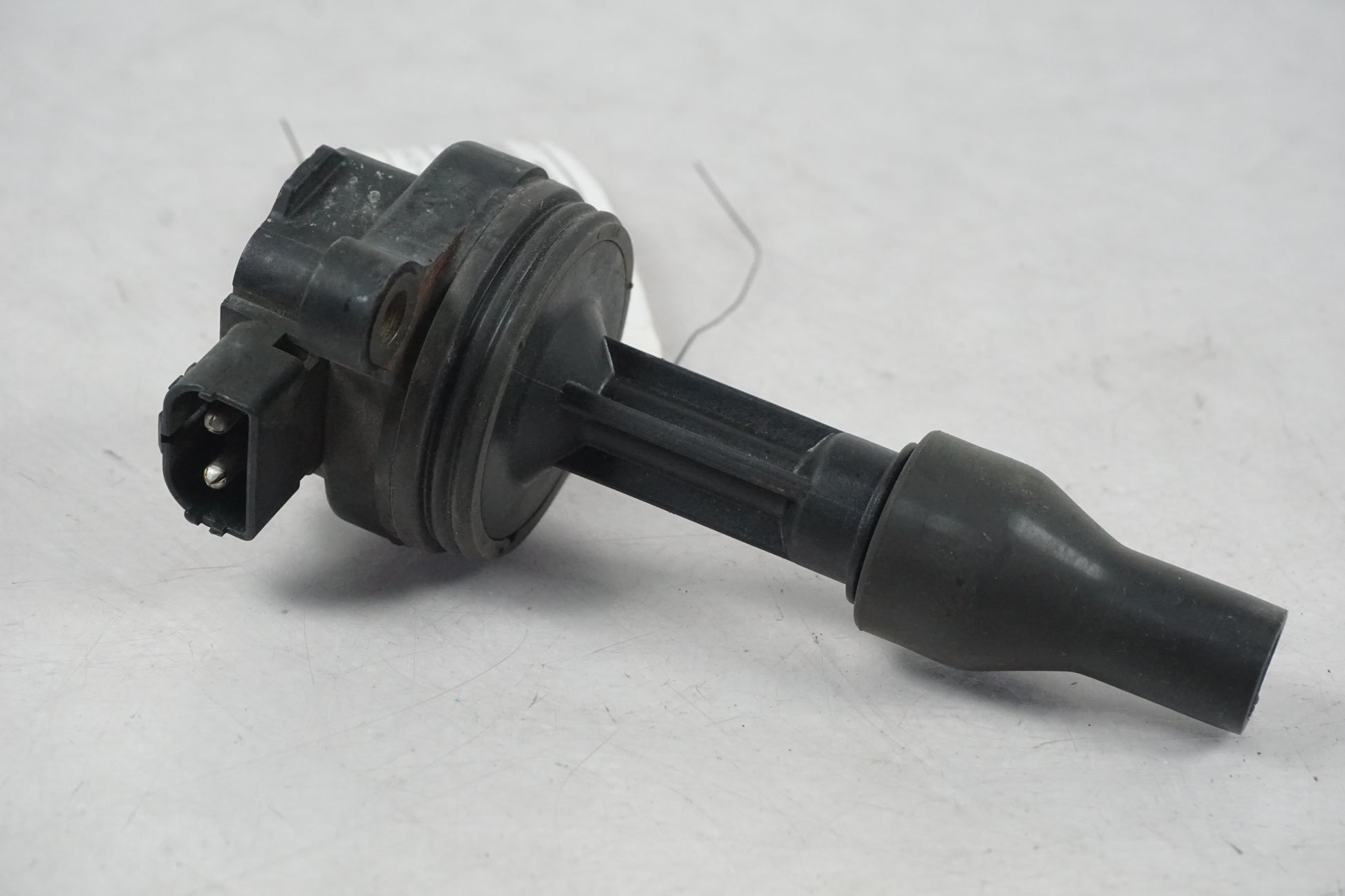 Framsidan på <p>Tändspole från Triumph Tiger 2002.</p>

<p>Denso 1290006 MB029700-8151 12V 0,6ohm - 1</p> motorcykel.