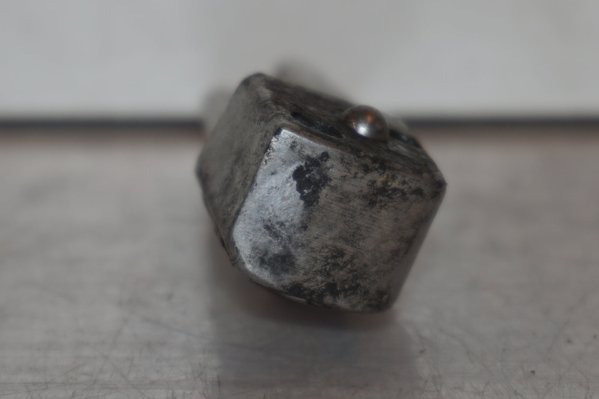 Snett nerifrån på Fotpinne från en Kawasaki Versys 650 -2007 motorcykel.