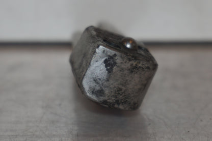 Snett nerifrån på Fotpinne från en Kawasaki Versys 650 -2007 motorcykel.