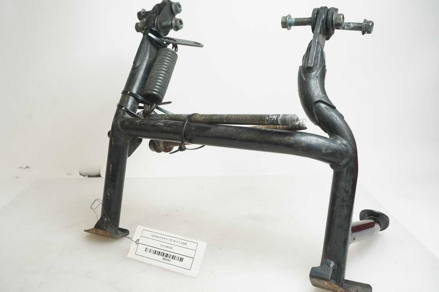 Framsidan på Centralstöd från en Yamaha FZ-6 -2005 motorcykel.