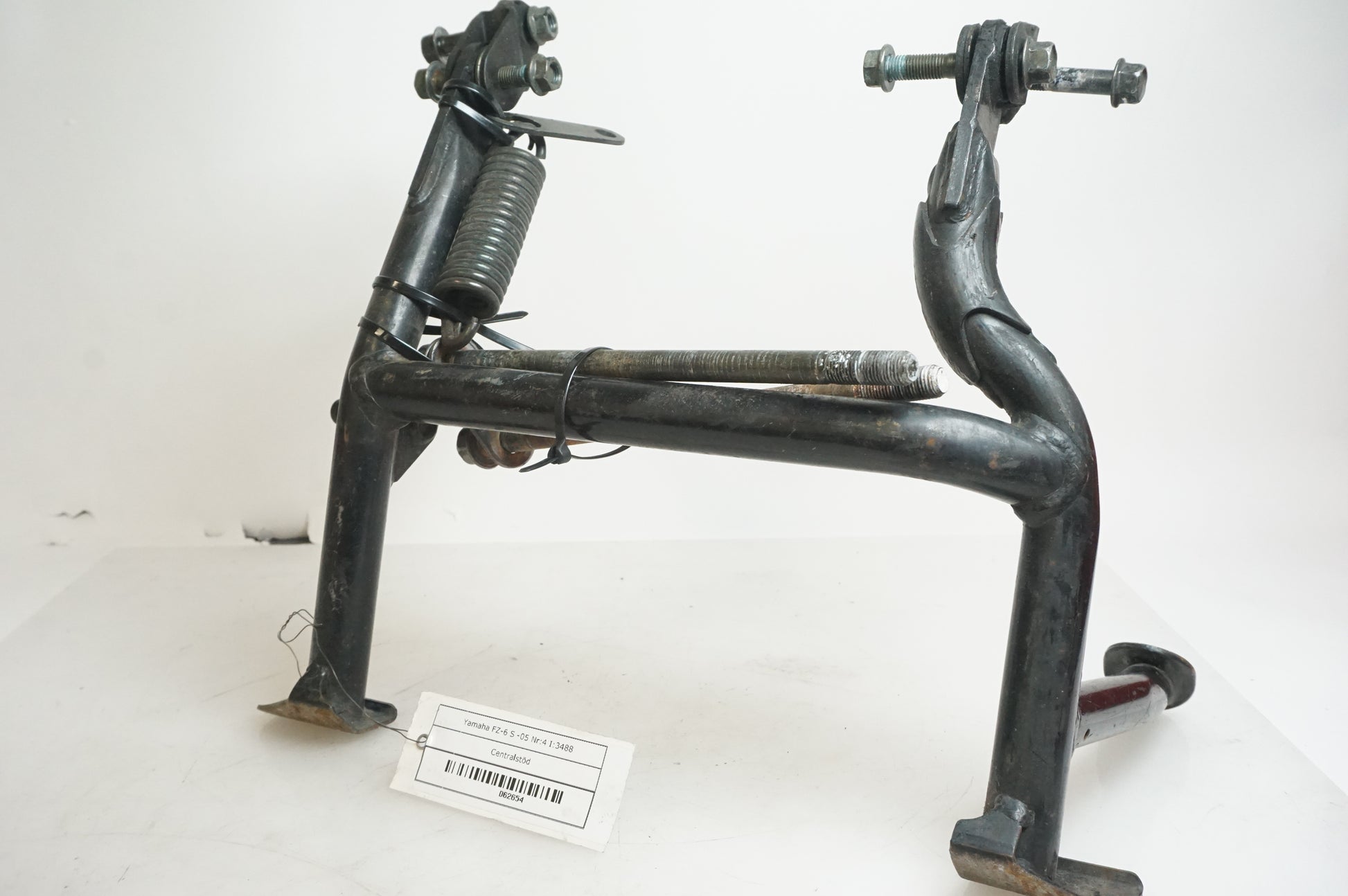 Framsidan på Centralstöd från en Yamaha FZ-6 -2005 motorcykel.
