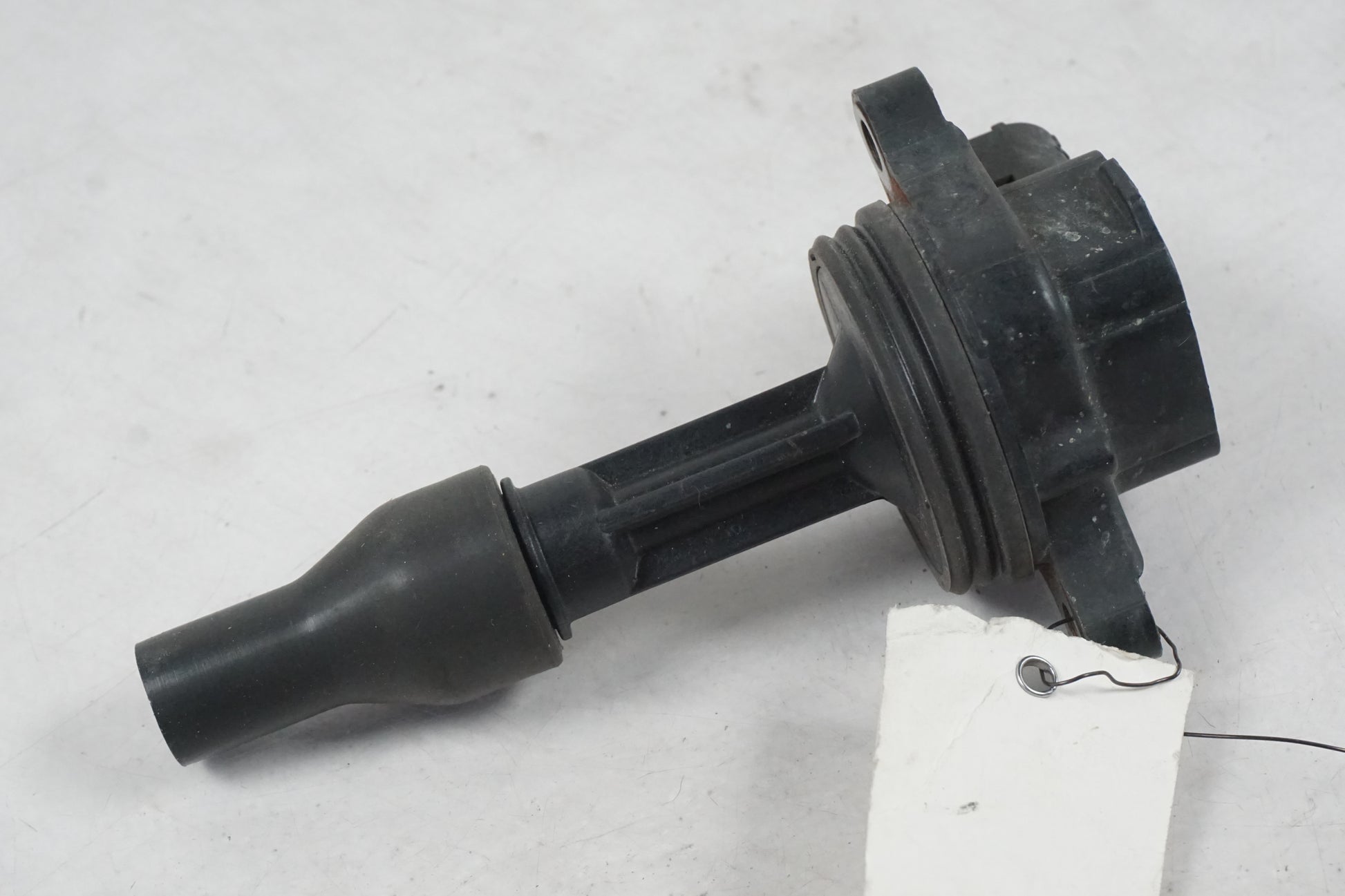 Höger sida på <p>Tändspole från Triumph Tiger 2002.</p>

<p>Denso 1290006 MB029700-8151 12V 0,6ohm - 1</p> motorcykel.