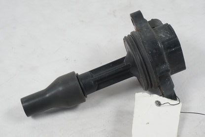 Höger sida på <p>Tändspole från Triumph Tiger 2002.</p>

<p>Denso 1290006 MB029700-8151 12V 0,6ohm - 1</p> motorcykel.