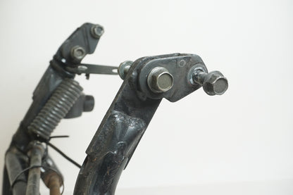 Baksidan på Centralstöd från en Yamaha FZ-6 -2005 motorcykel.