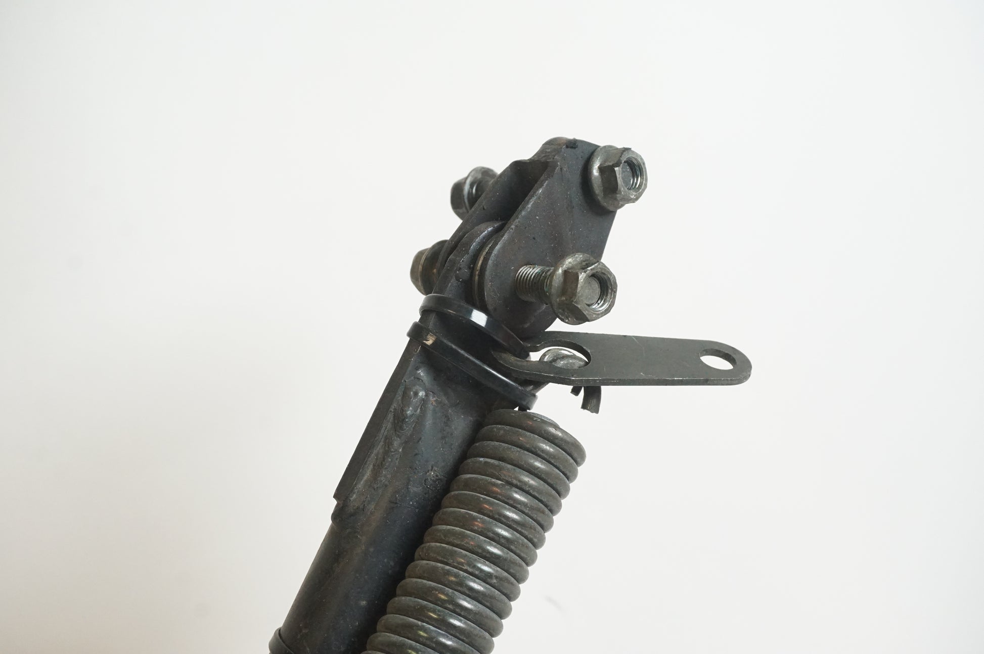 Höger sida på Centralstöd från en Yamaha FZ-6 -2005 motorcykel.