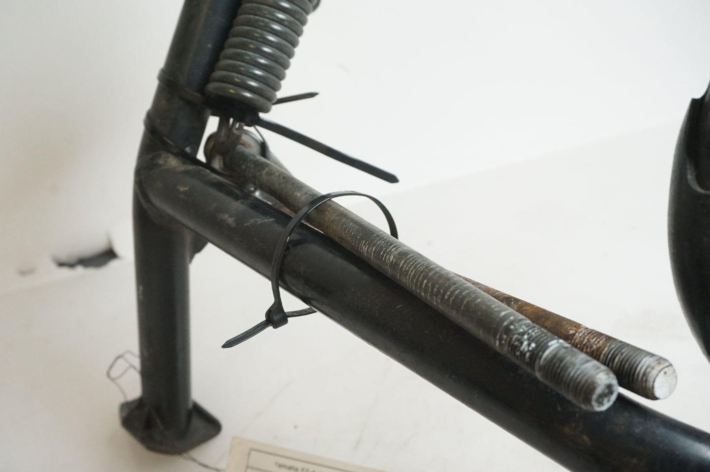 Vänster sida på Centralstöd från en Yamaha FZ-6 -2005 motorcykel.