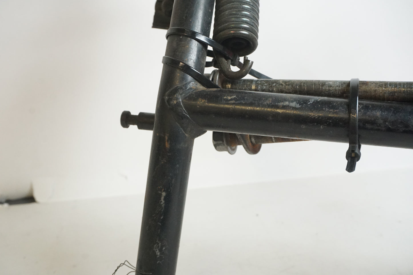 Snett uppifrån på Centralstöd från en Yamaha FZ-6 -2005 motorcykel.