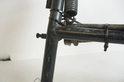 Snett uppifrån på Centralstöd från en Yamaha FZ-6 -2005 motorcykel.