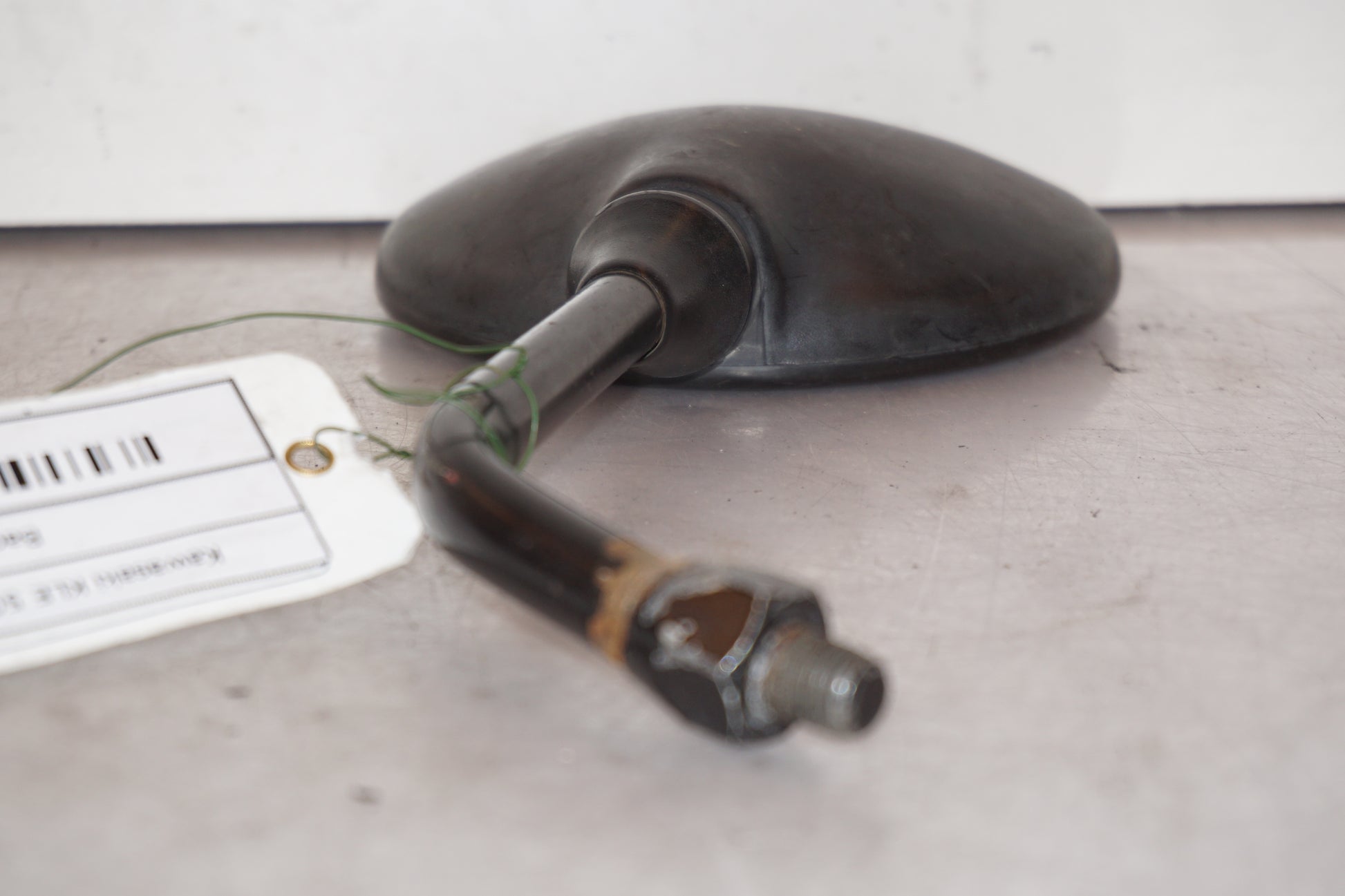 Snett uppifrån på Backspegel från en Kawasaki KLE 500 -1991 motorcykel.