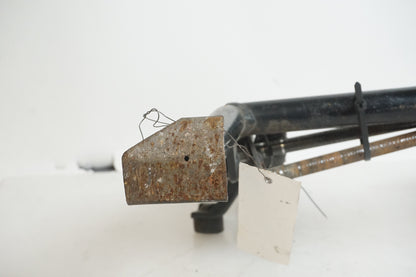 Snett nerifrån på Centralstöd från en Yamaha FZ-6 -2005 motorcykel.