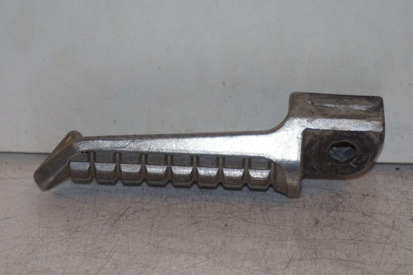 Vänster sida på Fotpinne från en Kawasaki Ninja 300 -2014 motorcykel.