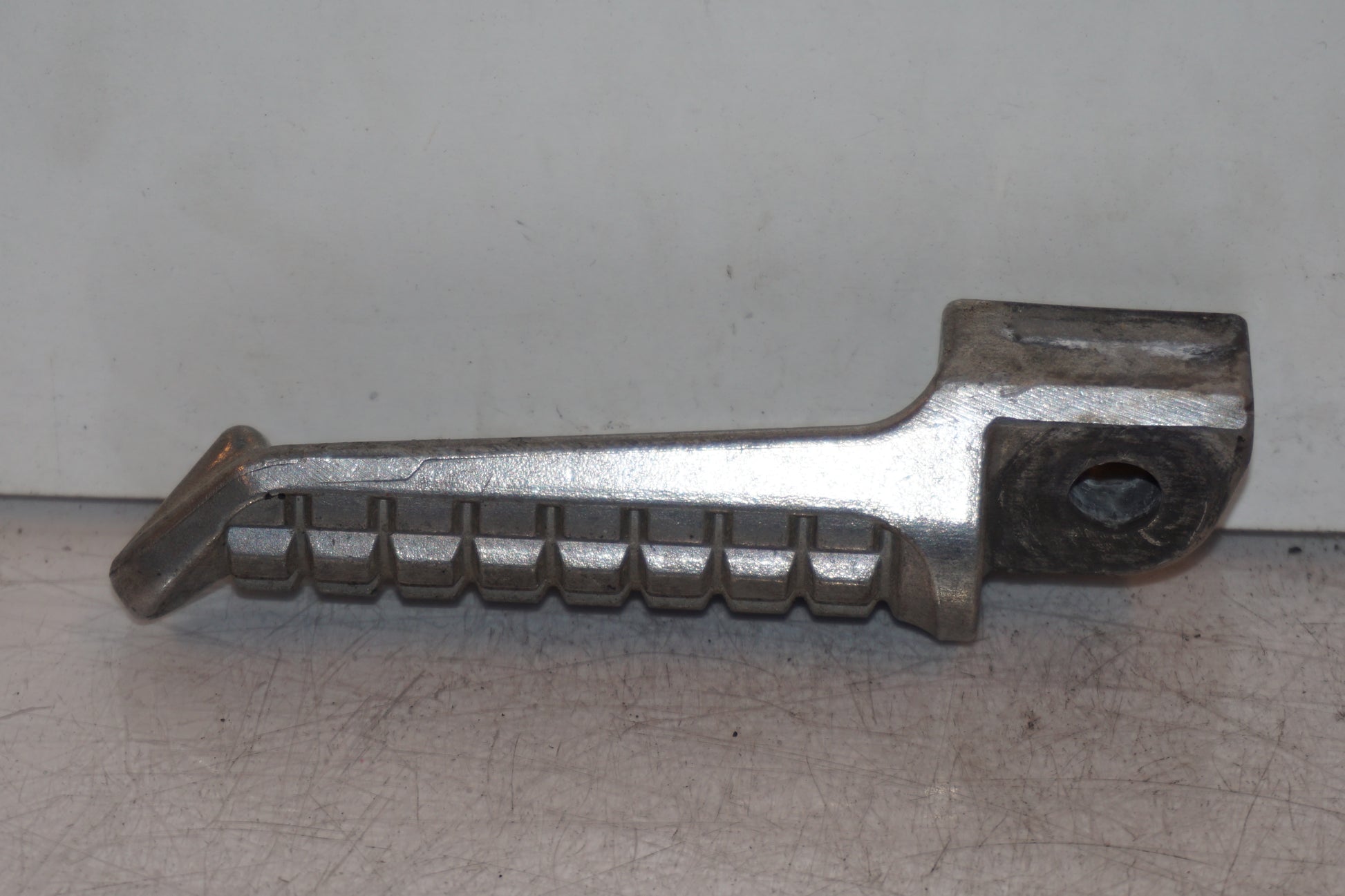 Vänster sida på Fotpinne från en Kawasaki Ninja 300 -2014 motorcykel.