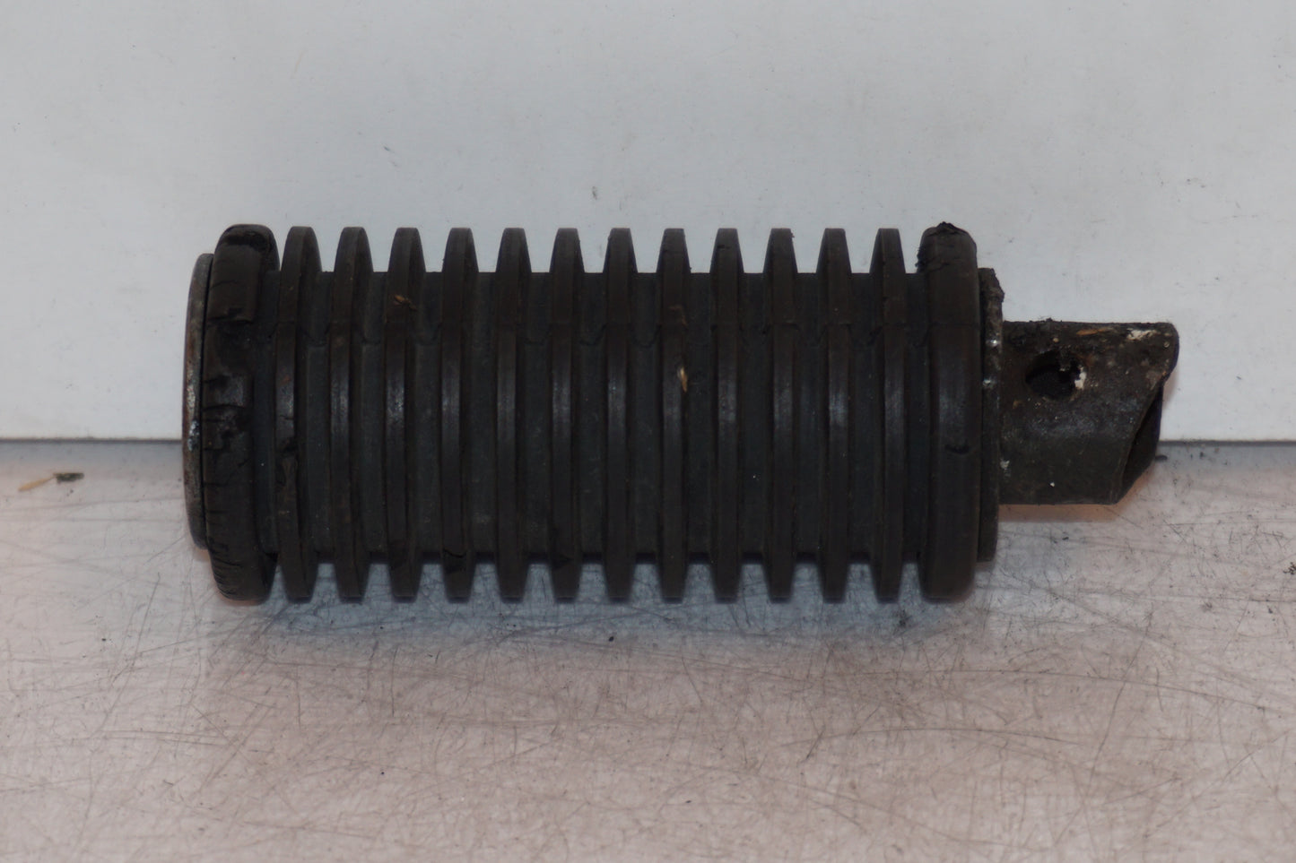 Framsidan på Fotpinne från en Suzuki DR 750 S -1989 motorcykel.