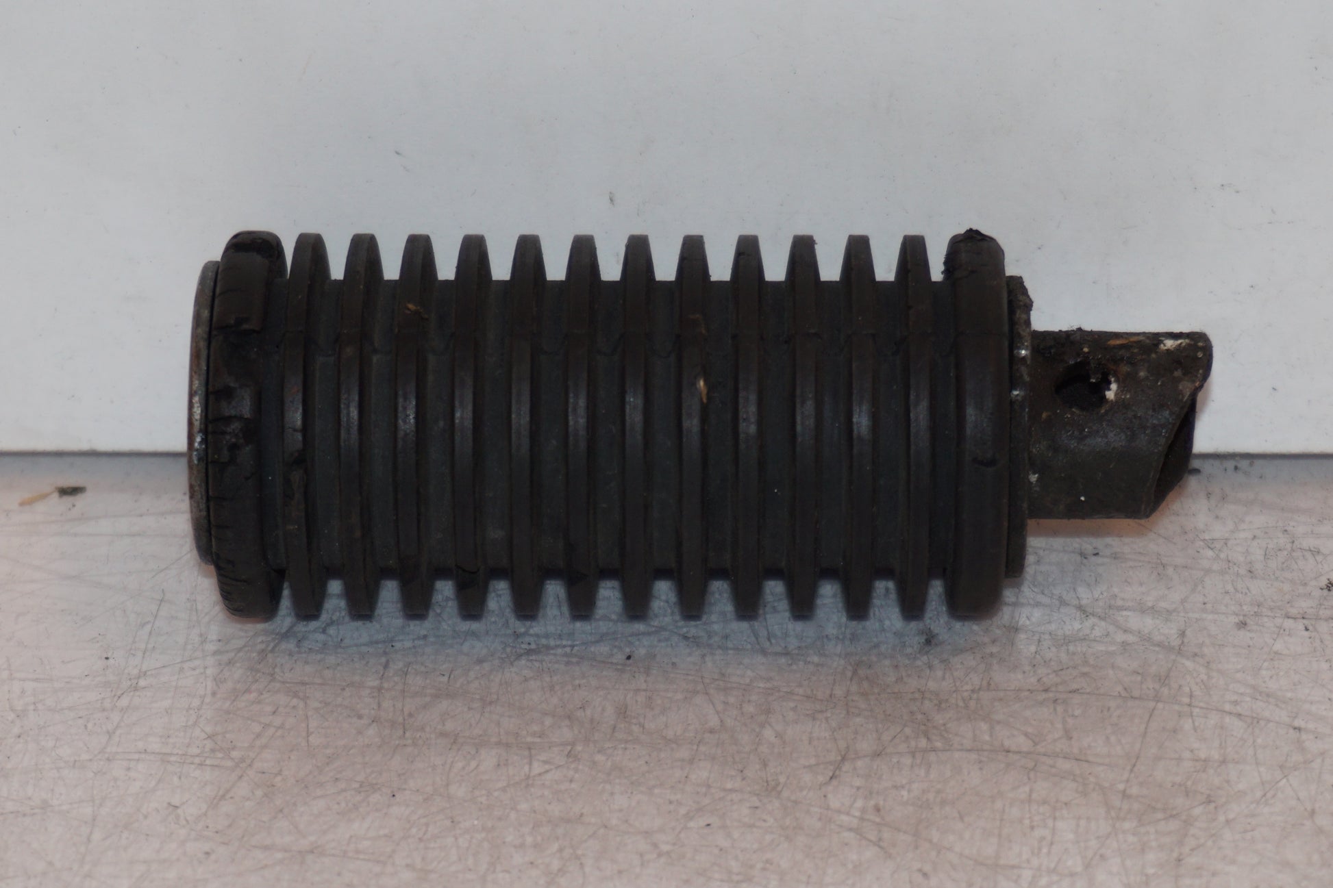 Framsidan på Fotpinne från en Suzuki DR 750 S -1989 motorcykel.