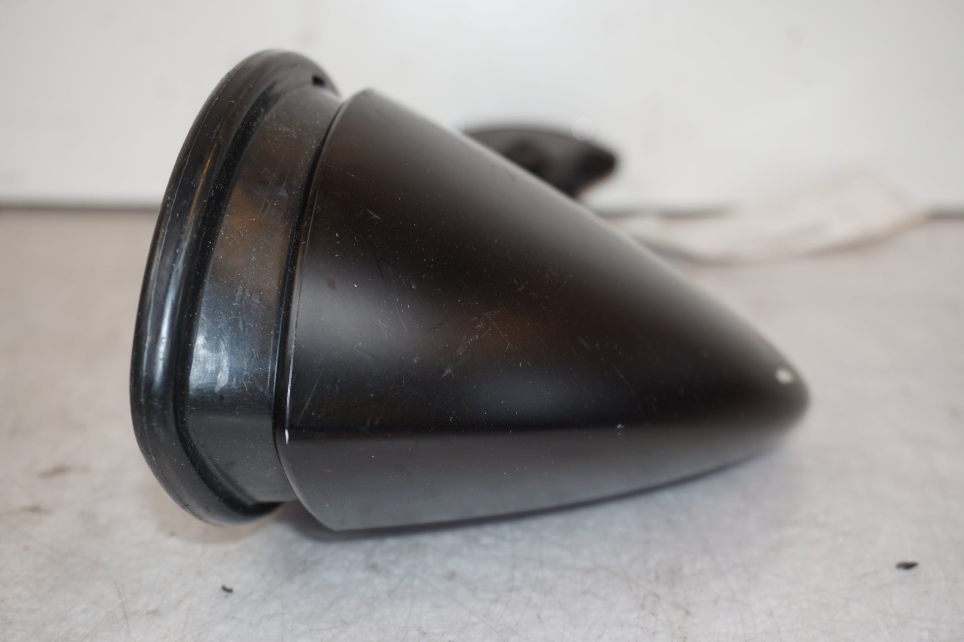 Snett uppifrån på Backspegel från en Kawasaki ZZ-R 1400 -2014 motorcykel.