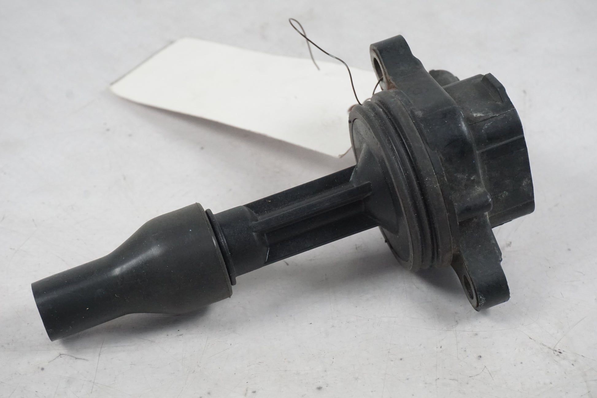 Baksidan på <p>Tändspole från Triumph Tiger 2002.</p>

<p>Denso 1290006 MB029700-8151 12V 0,6ohm - 2</p> motorcykel.