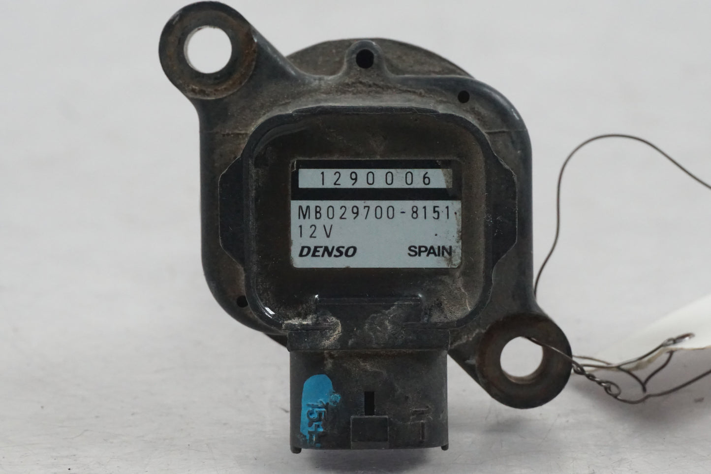 Höger sida på <p>Tändspole från Triumph Tiger 2002.</p>

<p>Denso 1290006 MB029700-8151 12V 0,6ohm - 2</p> motorcykel.