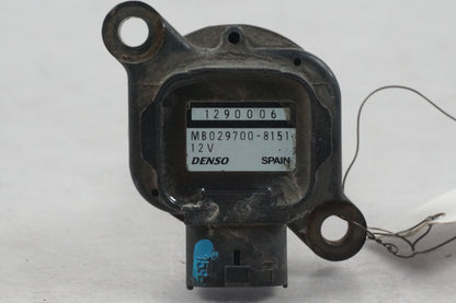 Höger sida på <p>Tändspole från Triumph Tiger 2002.</p>

<p>Denso 1290006 MB029700-8151 12V 0,6ohm - 2</p> motorcykel.