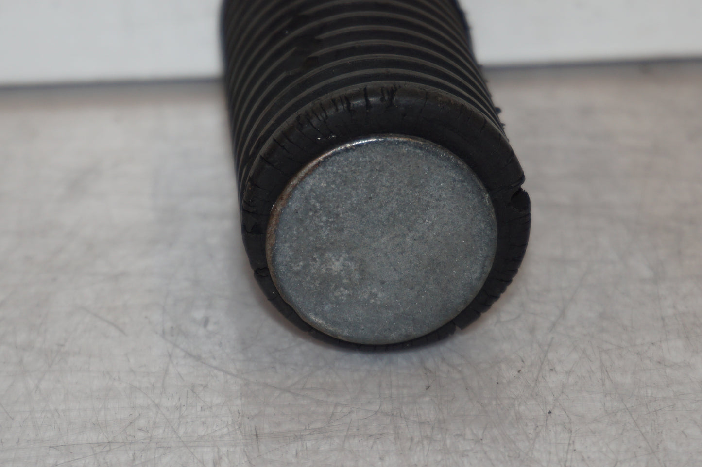 Höger sida på Fotpinne från en Suzuki DR 750 S -1989 motorcykel.