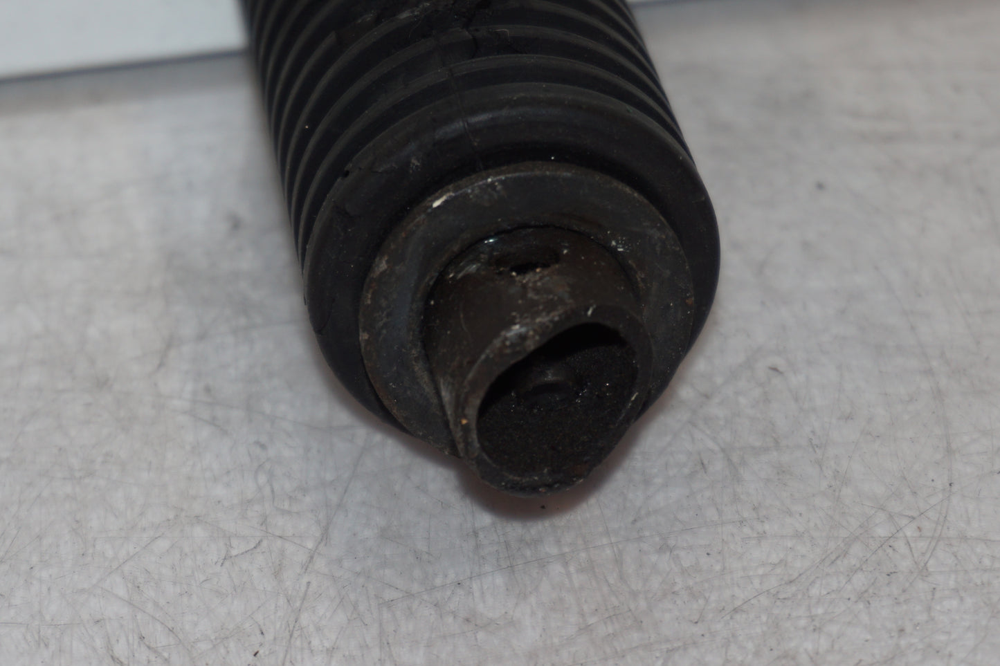 Vänster sida på Fotpinne från en Suzuki DR 750 S -1989 motorcykel.