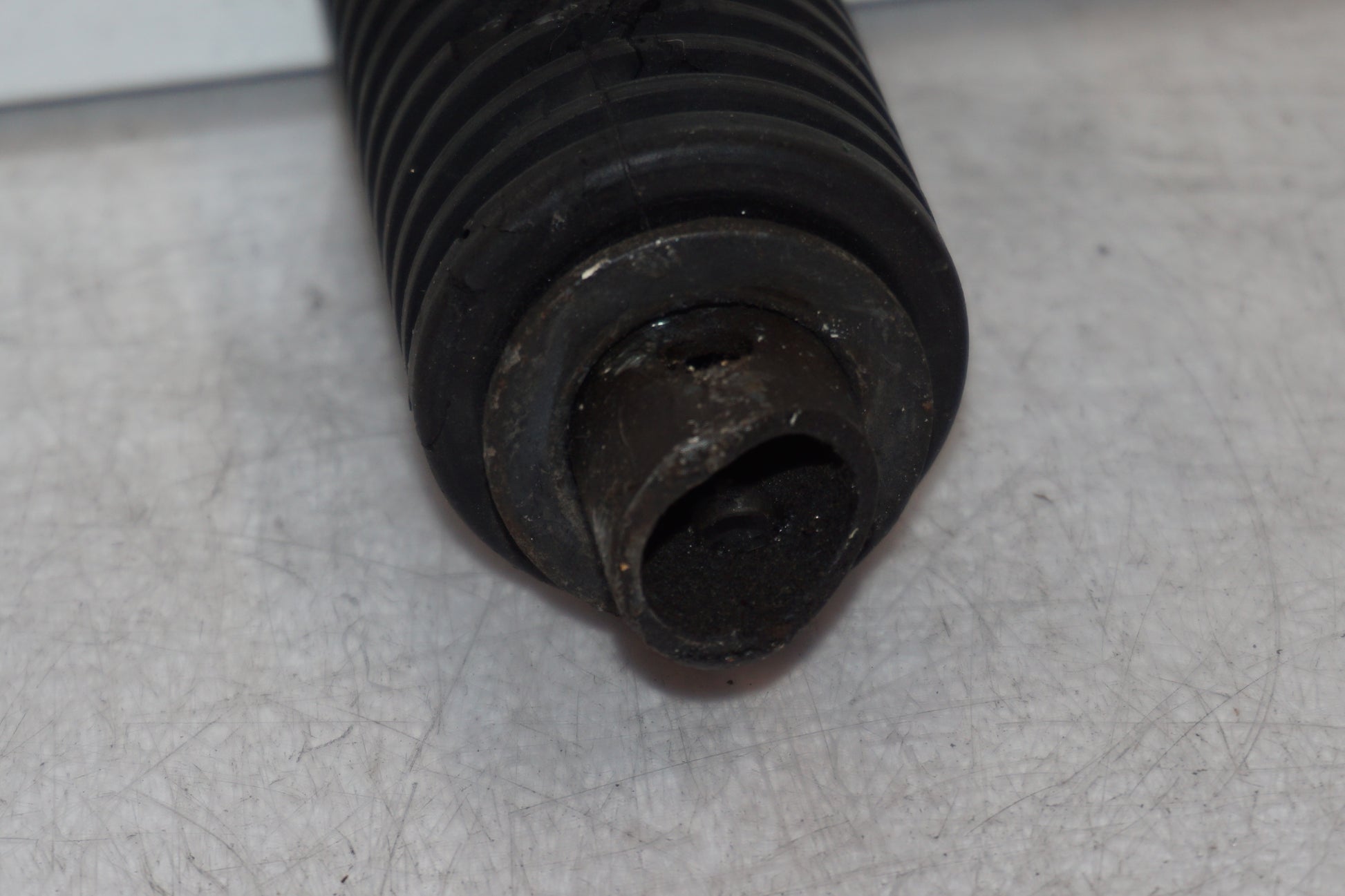 Vänster sida på Fotpinne från en Suzuki DR 750 S -1989 motorcykel.