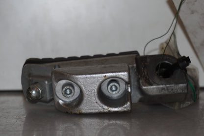 Höger sida på <p>Fotpinne vänster fram från Kawasaki Z 900 2017.</p>

<p>Lite skrap under. Okej skick.</p> motorcykel.