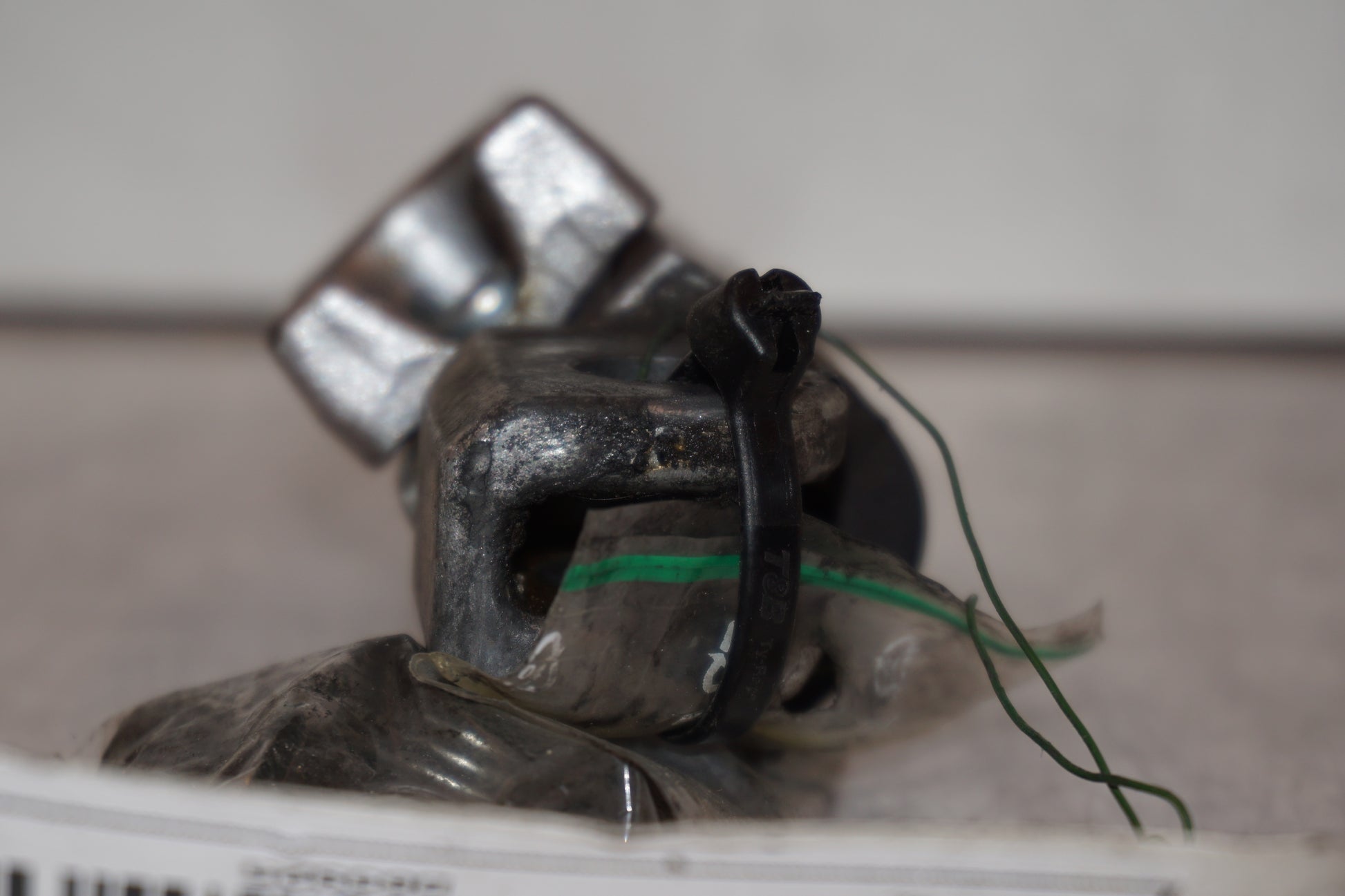 Snett nerifrån på <p>Fotpinne vänster fram från Kawasaki Z 900 2017.</p>

<p>Lite skrap under. Okej skick.</p> motorcykel.