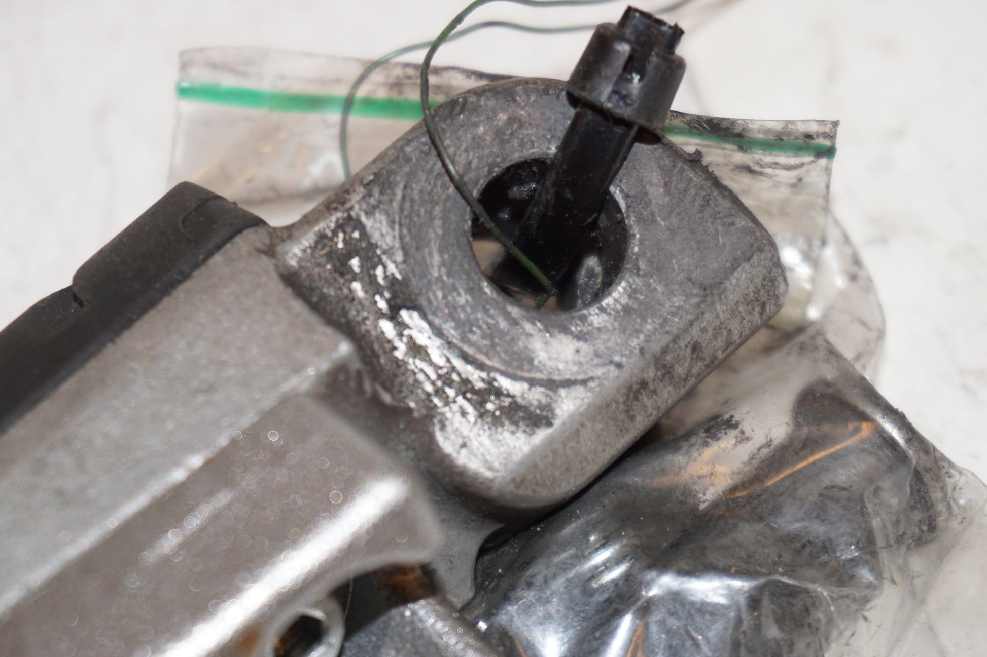 Extrabild1 på <p>Fotpinne vänster fram från Kawasaki Z 900 2017.</p>

<p>Lite skrap under. Okej skick.</p> motorcykel.