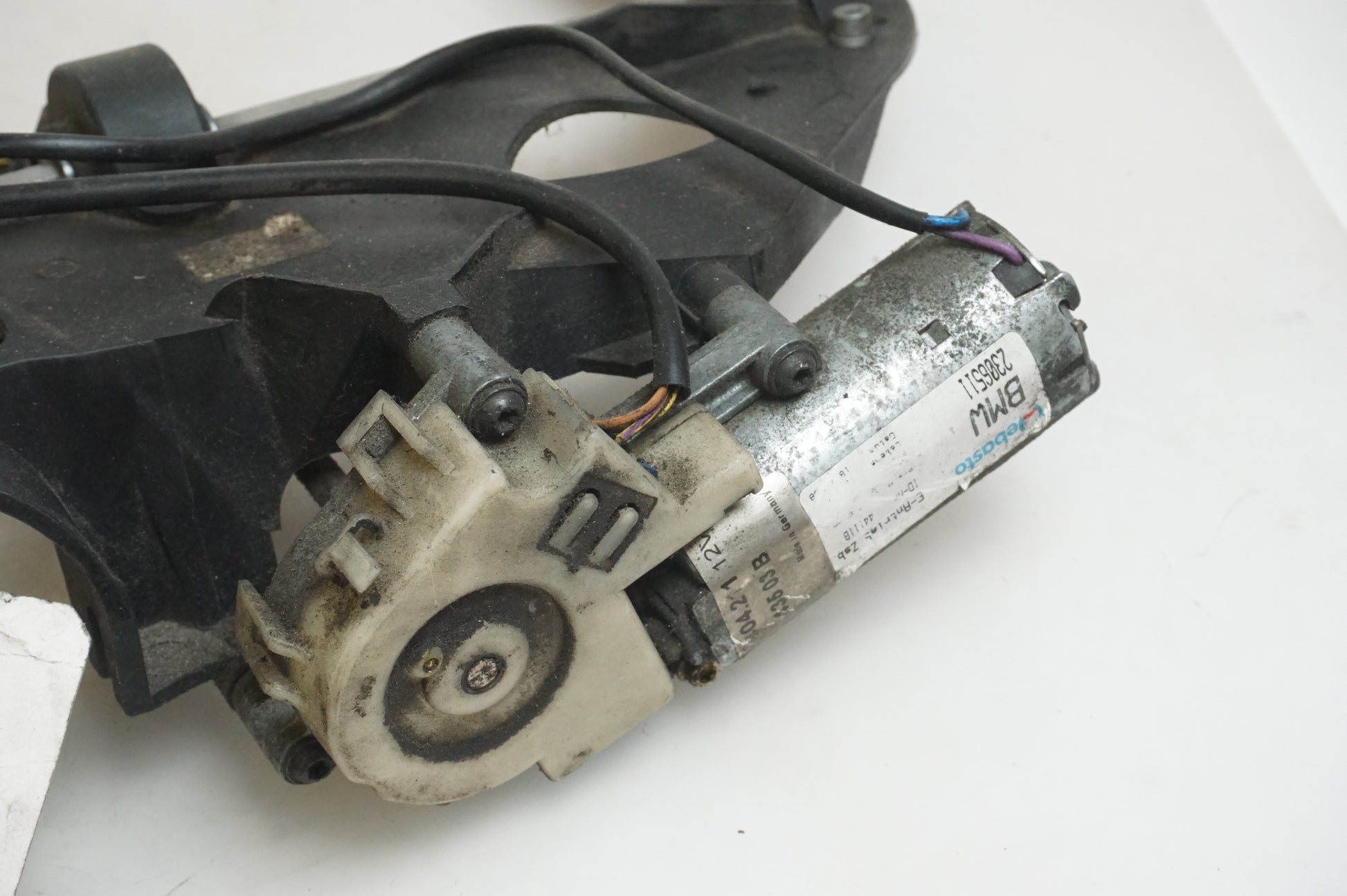 Baksidan på Vindrutemotor från en BMW R 1100 RT -1999 motorcykel.