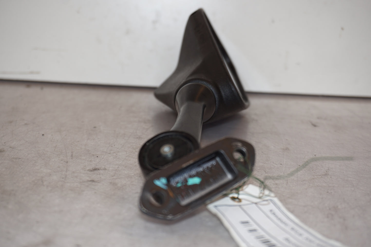 Vänster sida på Backspegel från en Kawasaki Ninja 300 -2013 motorcykel.