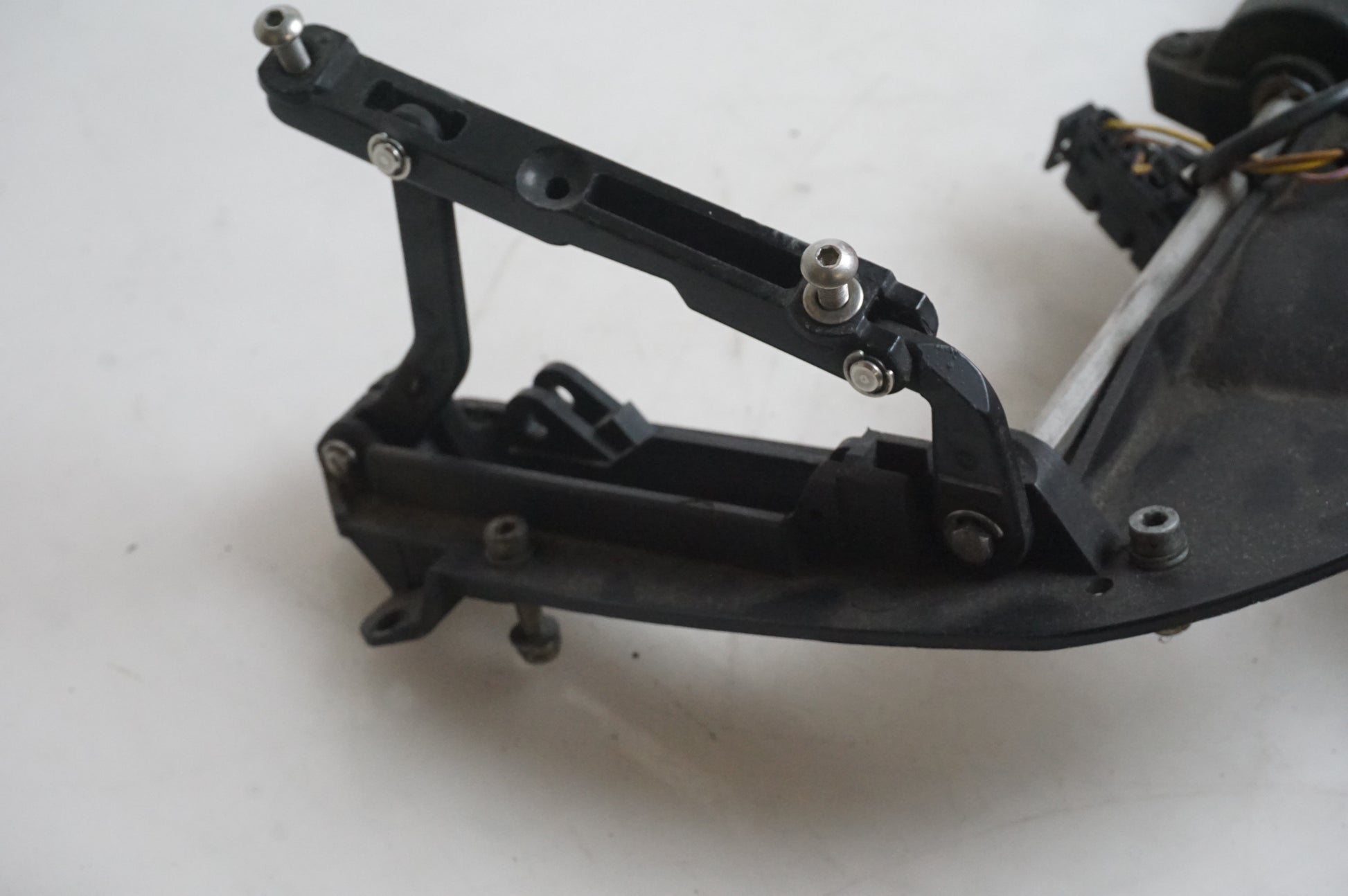 Höger sida på Vindrutemotor från en BMW R 1100 RT -1999 motorcykel.