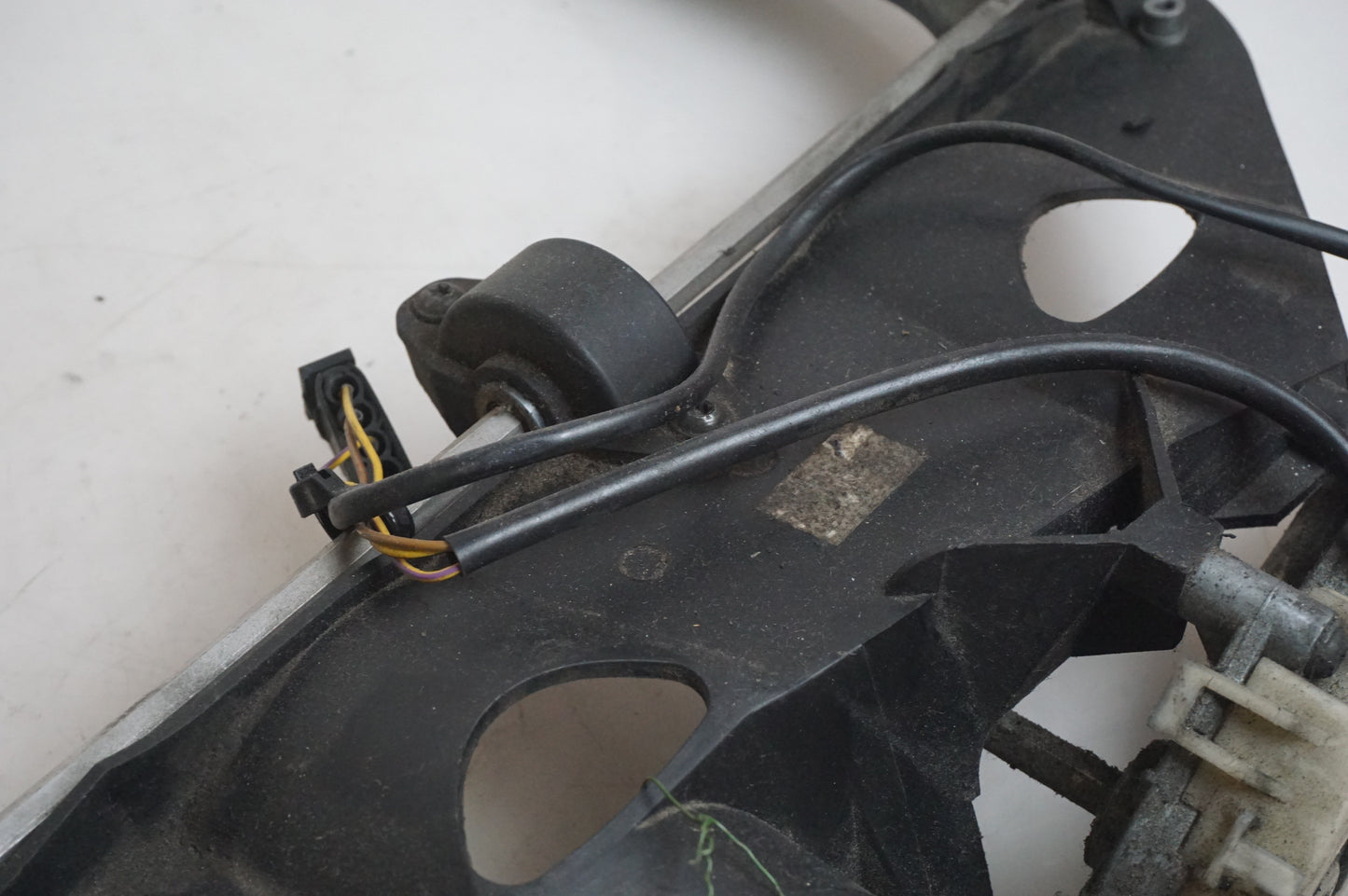 Vänster sida på Vindrutemotor från en BMW R 1100 RT -1999 motorcykel.