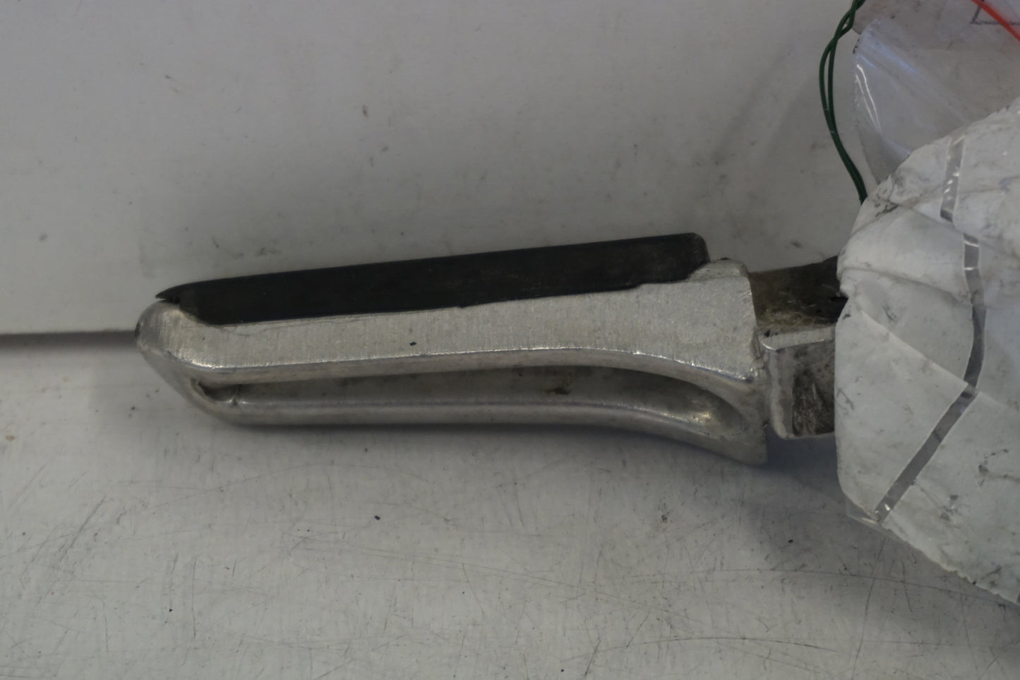 Baksidan på Fotpinne från en Suzuki GSX 750 -2002 motorcykel.