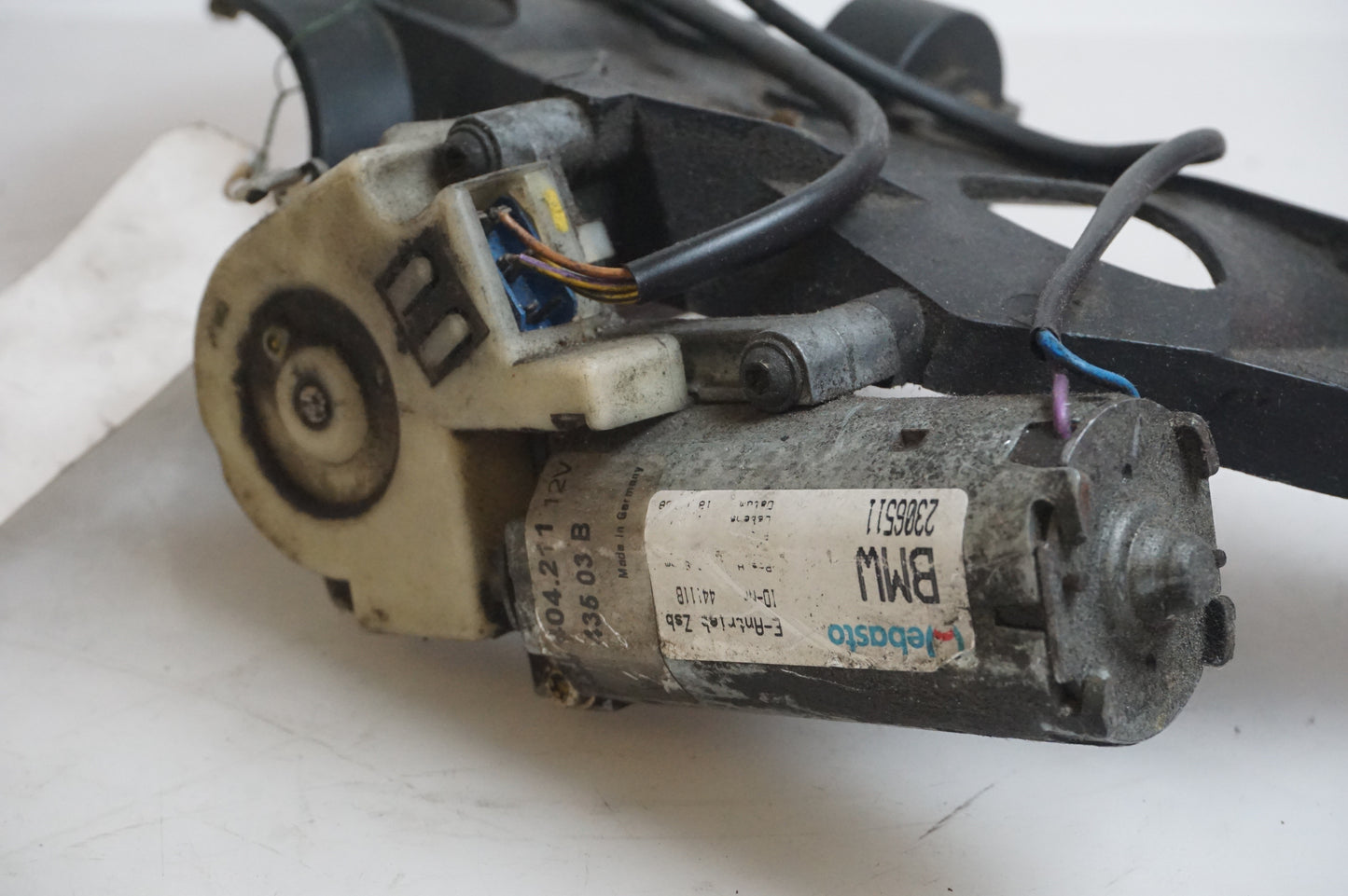 Snett nerifrån på Vindrutemotor från en BMW R 1100 RT -1999 motorcykel.