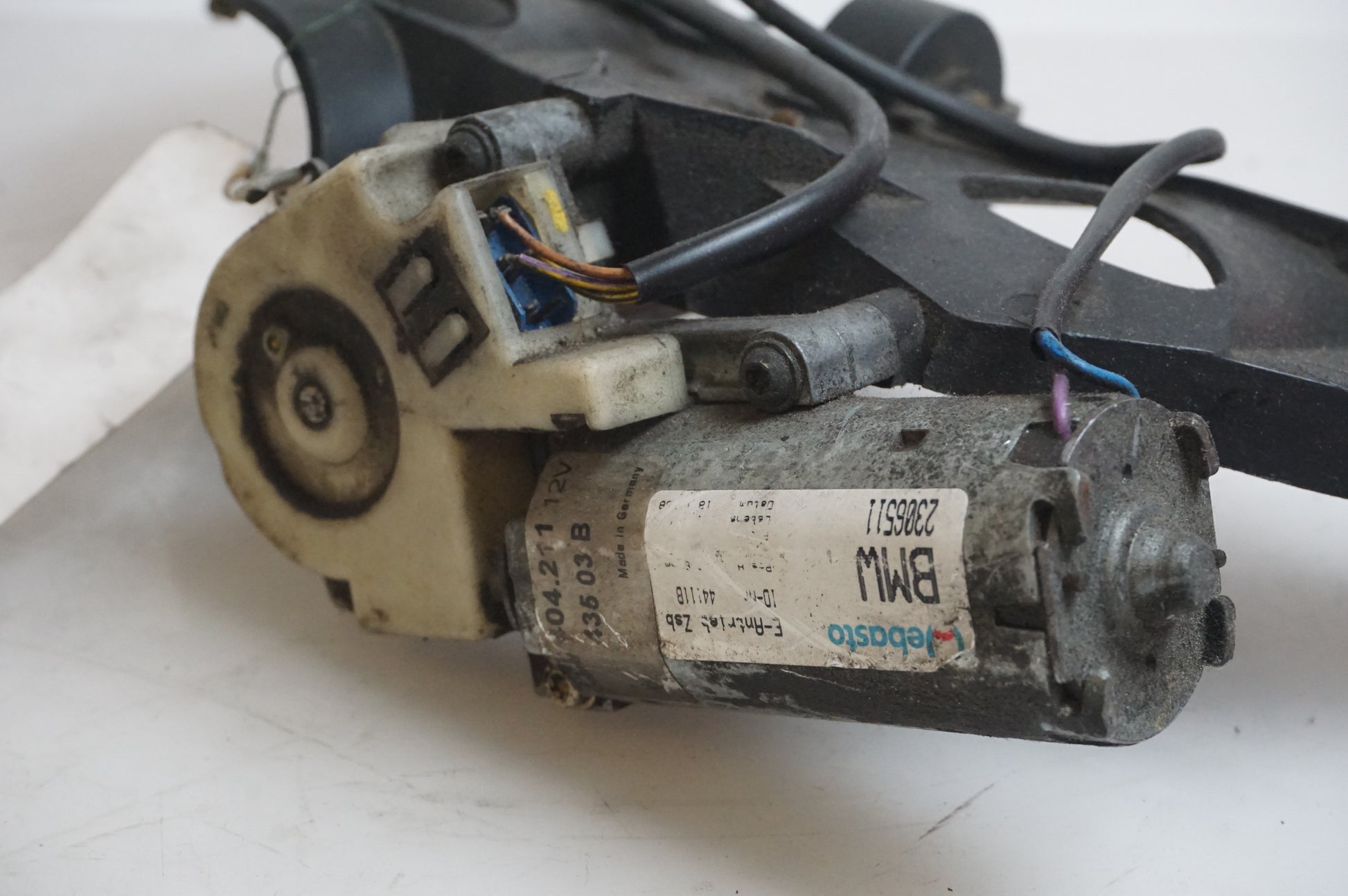 Snett nerifrån på Vindrutemotor från en BMW R 1100 RT -1999 motorcykel.