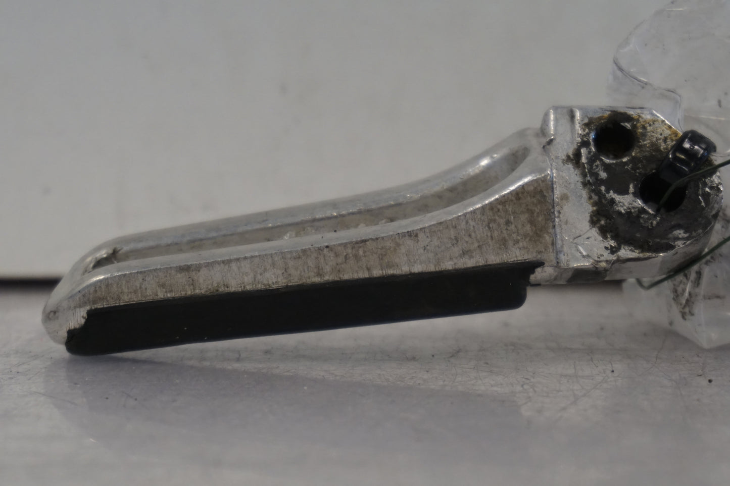 Vänster sida på Fotpinne från en Suzuki GSX 750 -2002 motorcykel.