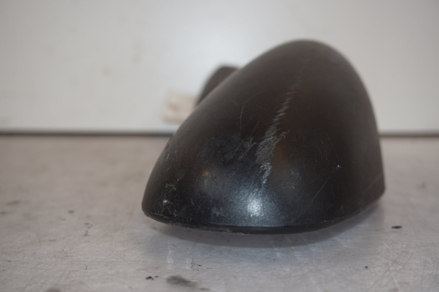 Snett uppifrån på Backspegel från en Kawasaki ZR-X 1200 S -2001 motorcykel.