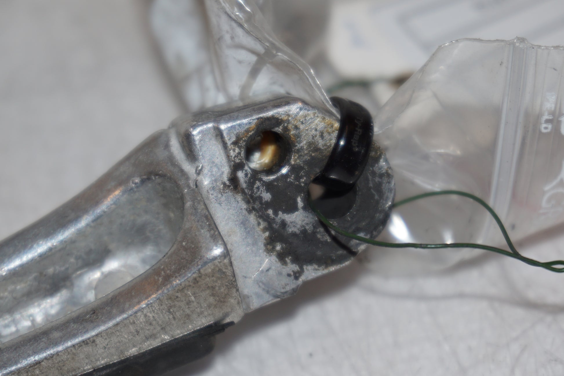 Snett nerifrån på Fotpinne från en Suzuki GSX 750 -2002 motorcykel.