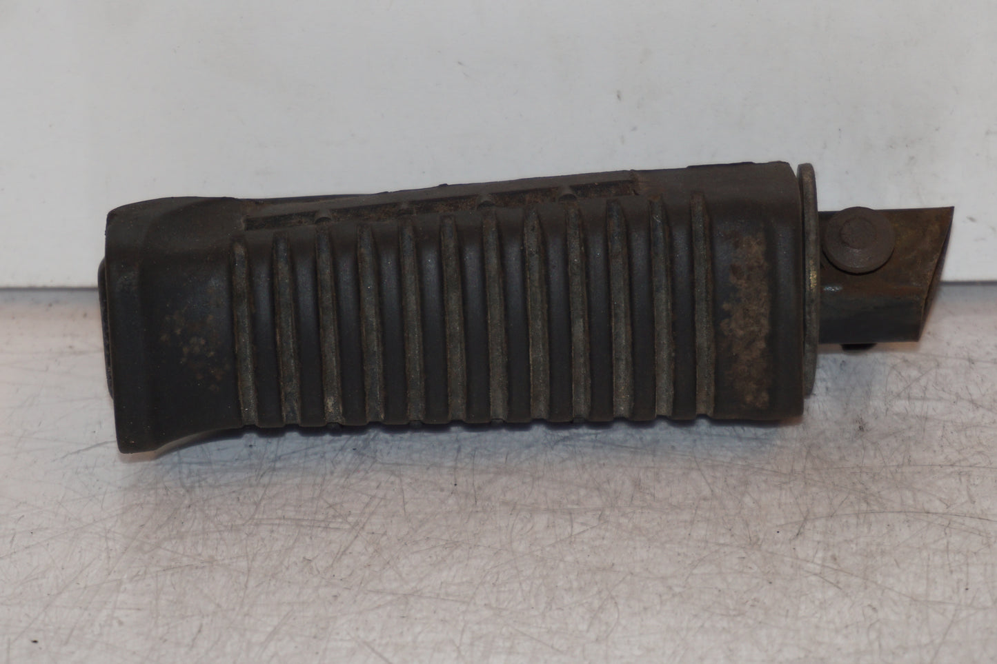 Framsidan på Fotpinne från en Suzuki GS 500 -2004 motorcykel.