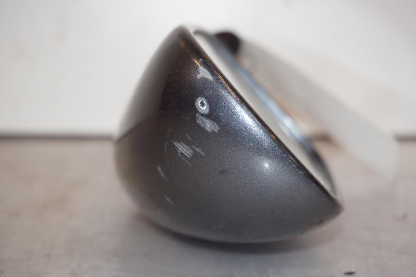 Snett nerifrån på Backspegel från en Kawasaki GPZ 900 -1985 motorcykel.