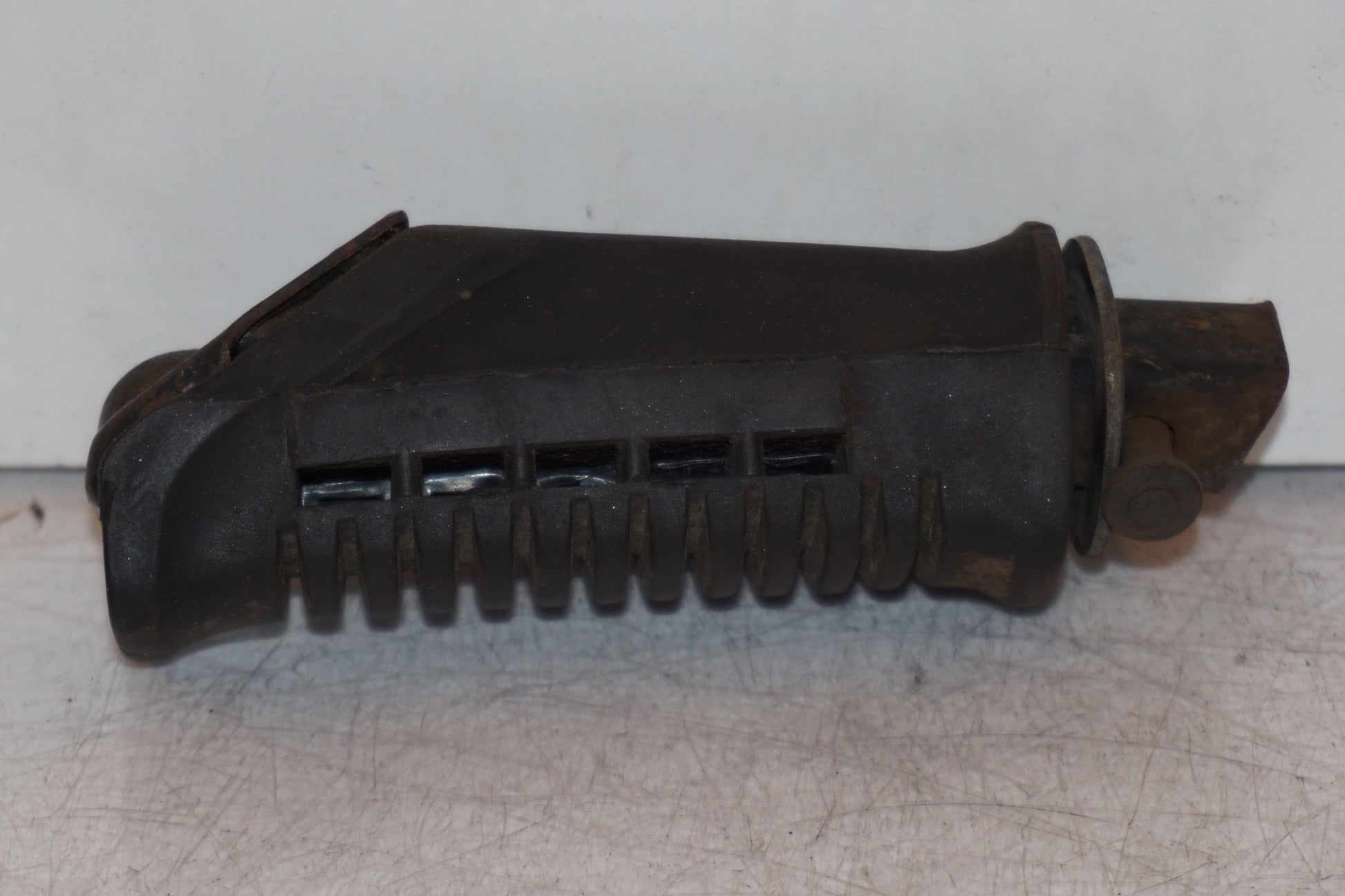 Vänster sida på Fotpinne från en Suzuki GS 500 -2004 motorcykel.