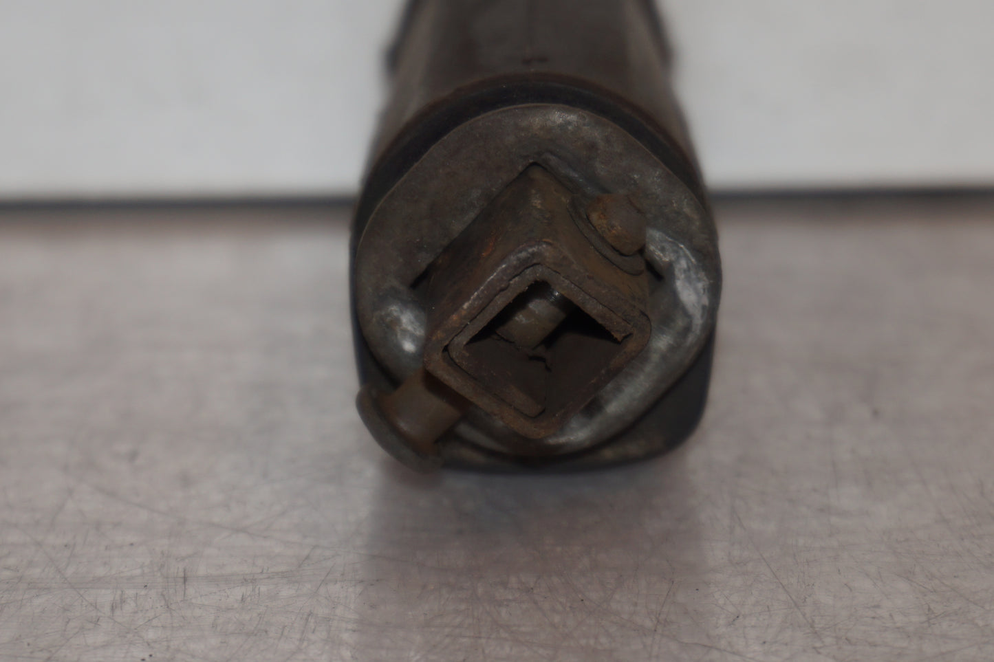 Snett nerifrån på Fotpinne från en Suzuki GS 500 -2004 motorcykel.