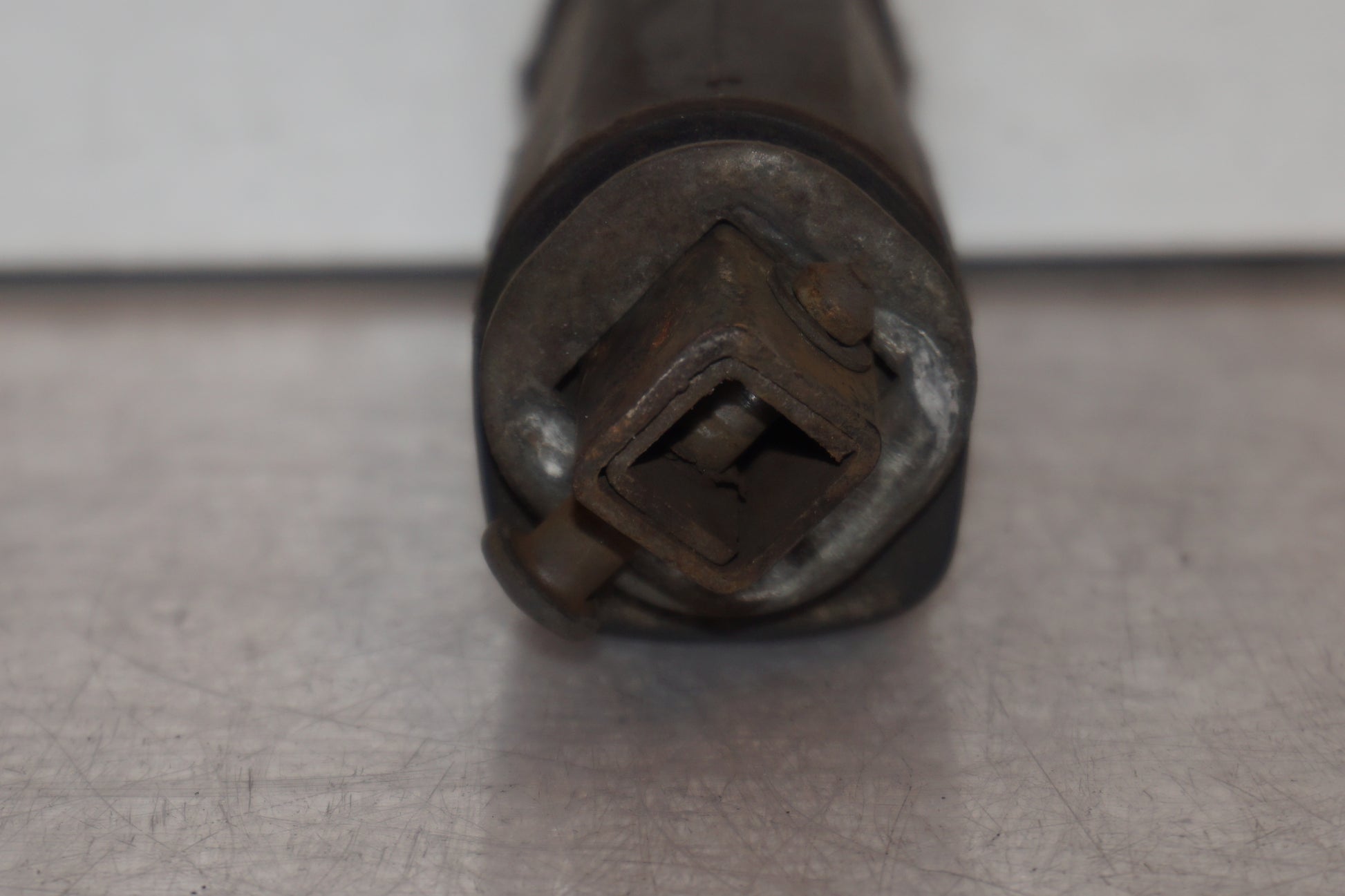 Snett nerifrån på Fotpinne från en Suzuki GS 500 -2004 motorcykel.