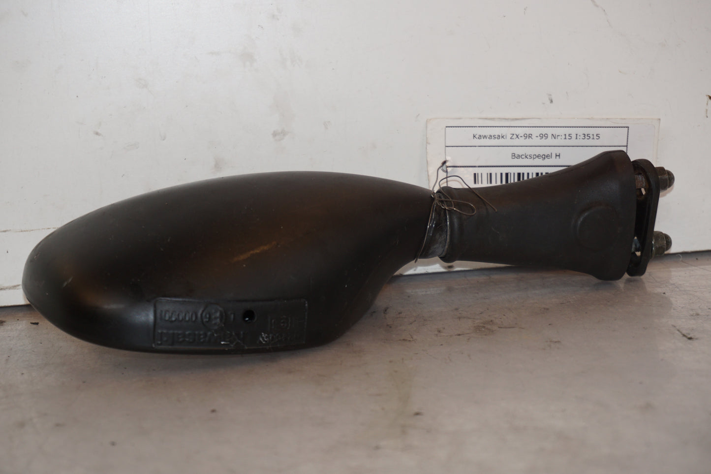 Baksidan på Backspegel från en Kawasaki ZX-9R -1999 motorcykel.