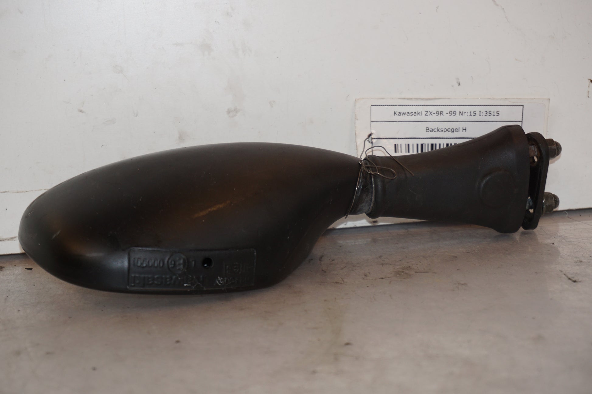 Baksidan på Backspegel från en Kawasaki ZX-9R -1999 motorcykel.