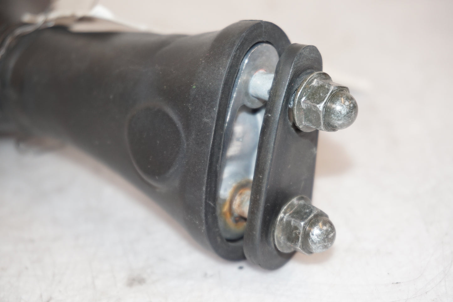 Snett nerifrån på Backspegel från en Kawasaki ZX-9R -1999 motorcykel.