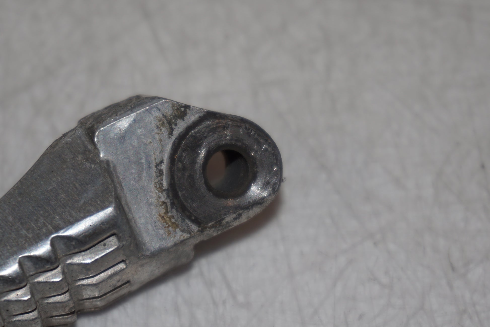 Snett nerifrån på Fotpinne från en Suzuki GSX-R 600 -1999 motorcykel.